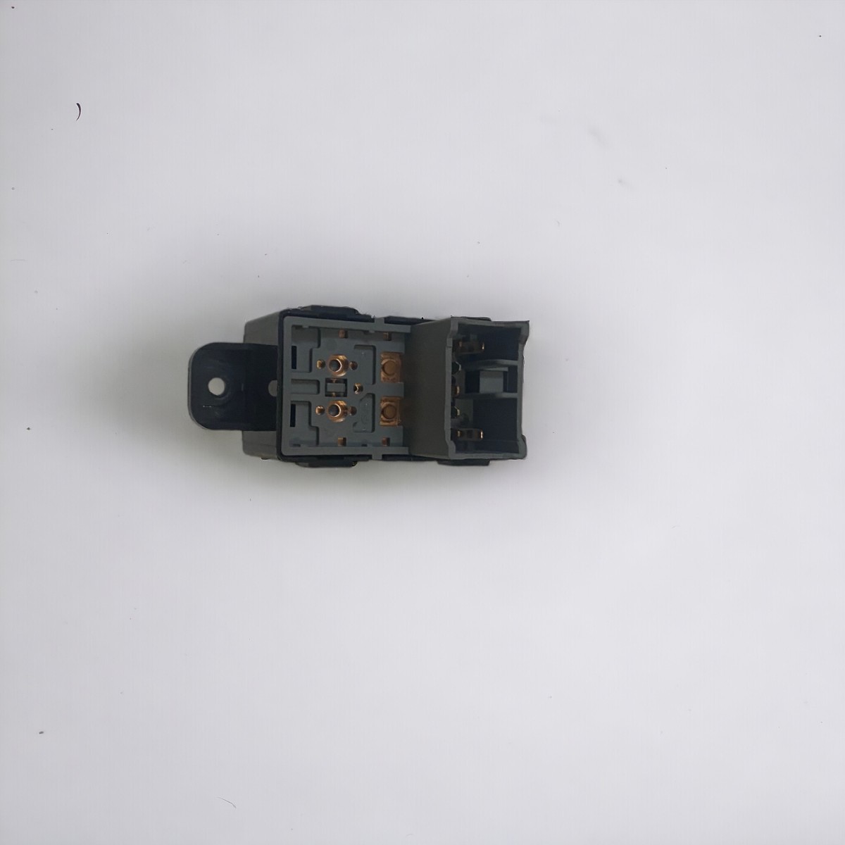 /assets/uploads/i20-2015---2024-arka-sag-cam-acma-dugmesi-butonu-665ec8629eb19.jpg