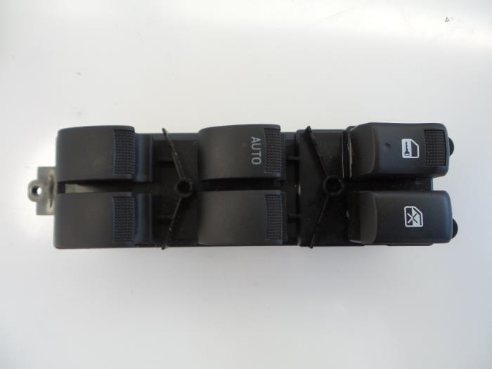 isuzu-d-max-2010---elektirkli-cam-acma-dugmesi-kapi-kilitleme-1.jpg