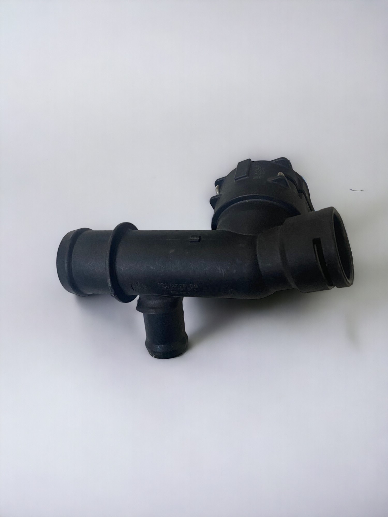 SEAT LEON 2013 - 2016 RADYATÖR SU FLANŞI 5Q0122291BG - resim 1