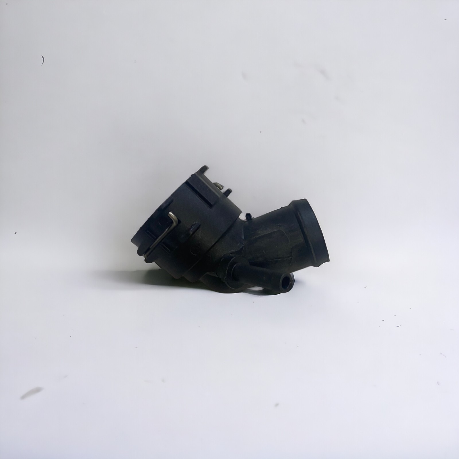 SEAT LEON 2013 - 2016 SOĞUTUCU RADYATÖR SOL ÜST FLANŞ - resim 1