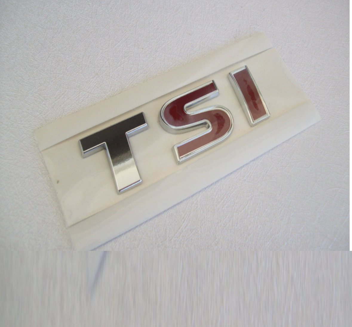VOLKSWAGEN EOS TSİ İKİ KIRMIZI ARKA BAGAJ YAZISI YENİ MODEL - resim 1